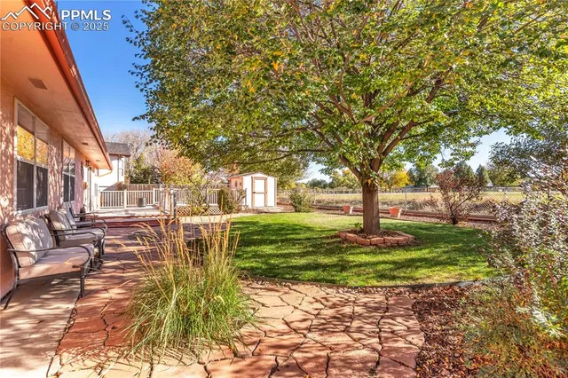 a view of yard with green space