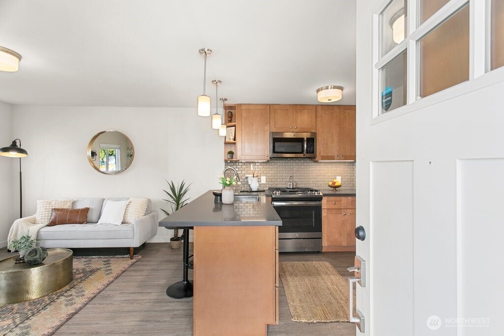 3710 Southwest 106th Street Seattle, WA 98146 - Photo 4 of 21