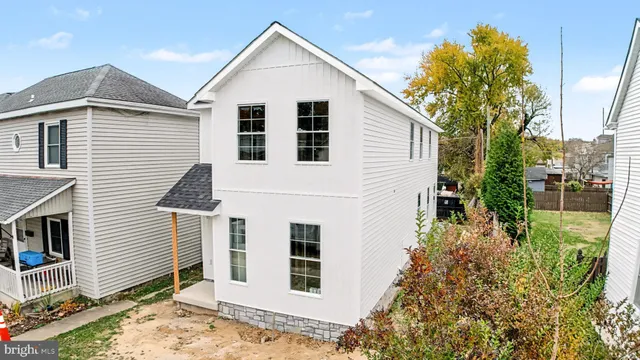 a view of a house with backyard