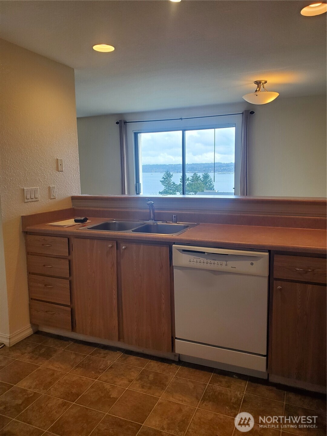 1725 West Sunn Fjord Lane, Unit J101 Bremerton, WA 98312 - Photo 4 of 20