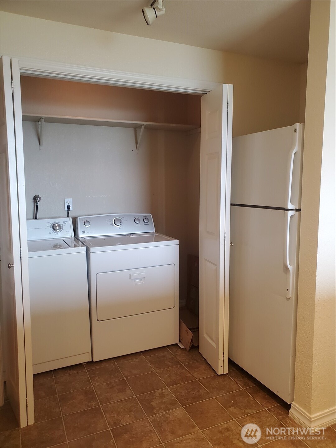 1725 West Sunn Fjord Lane, Unit J101 Bremerton, WA 98312 - Photo 5 of 20