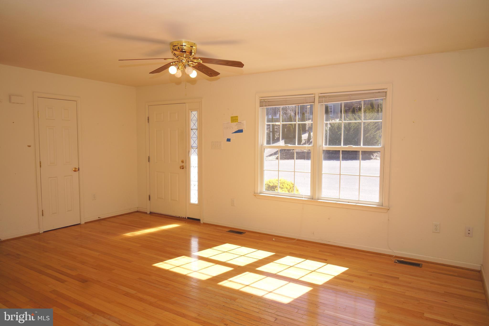 25 Sable Run Road Hancock, MD 21750 - Photo 6 of 58 Enter right into living room