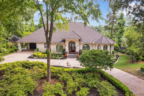 $1,599,000 | 30 Halfmoon Court, The Woodlands, TX 77380