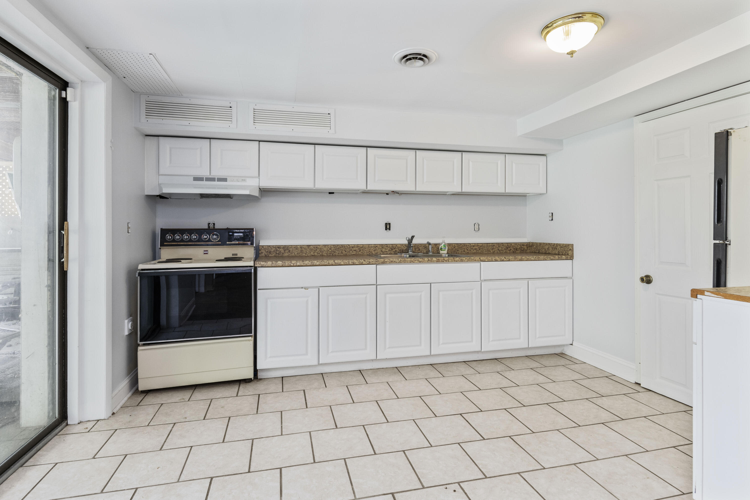 533 Whitlock Road Richmond, KY 40475 - Photo 29 of 64 Basement Kitchenette
