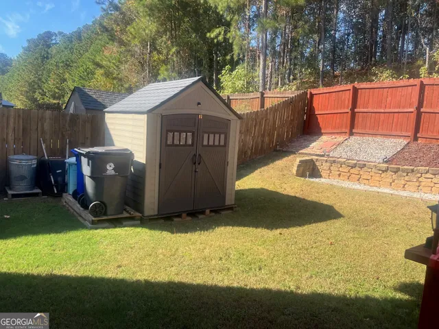 a view of backyard with a barn