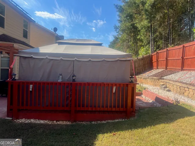 a view of a backyard