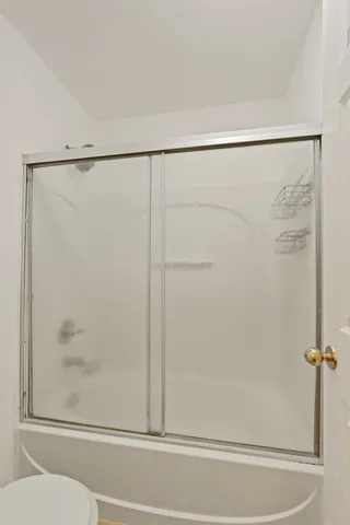 a view of a livingroom with a ceiling fan & dryer