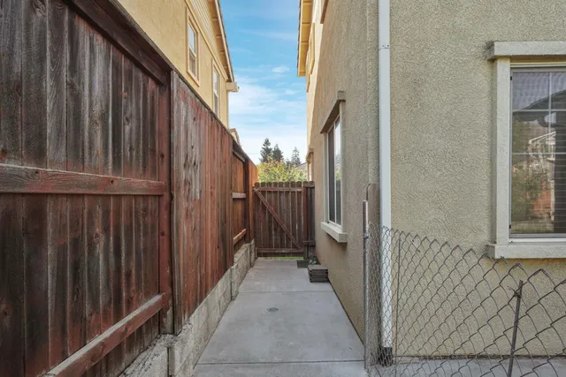 $594,000 | 13703 Coastal Court, Waterford, CA 95386