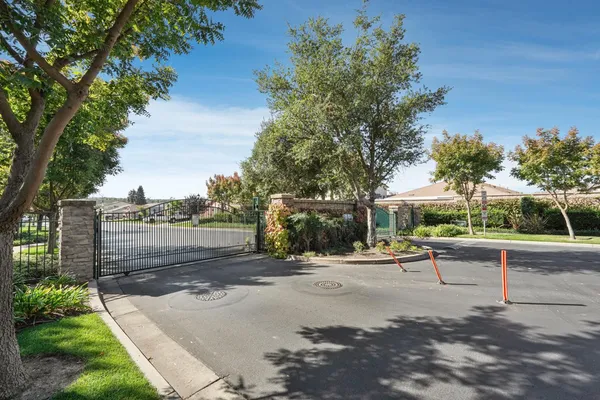 $570,000 | 13703 Coastal Court, Waterford, CA 95386