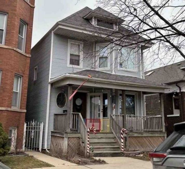 4904 West Byron Street Chicago, IL 60641 - Photo 2 of 3