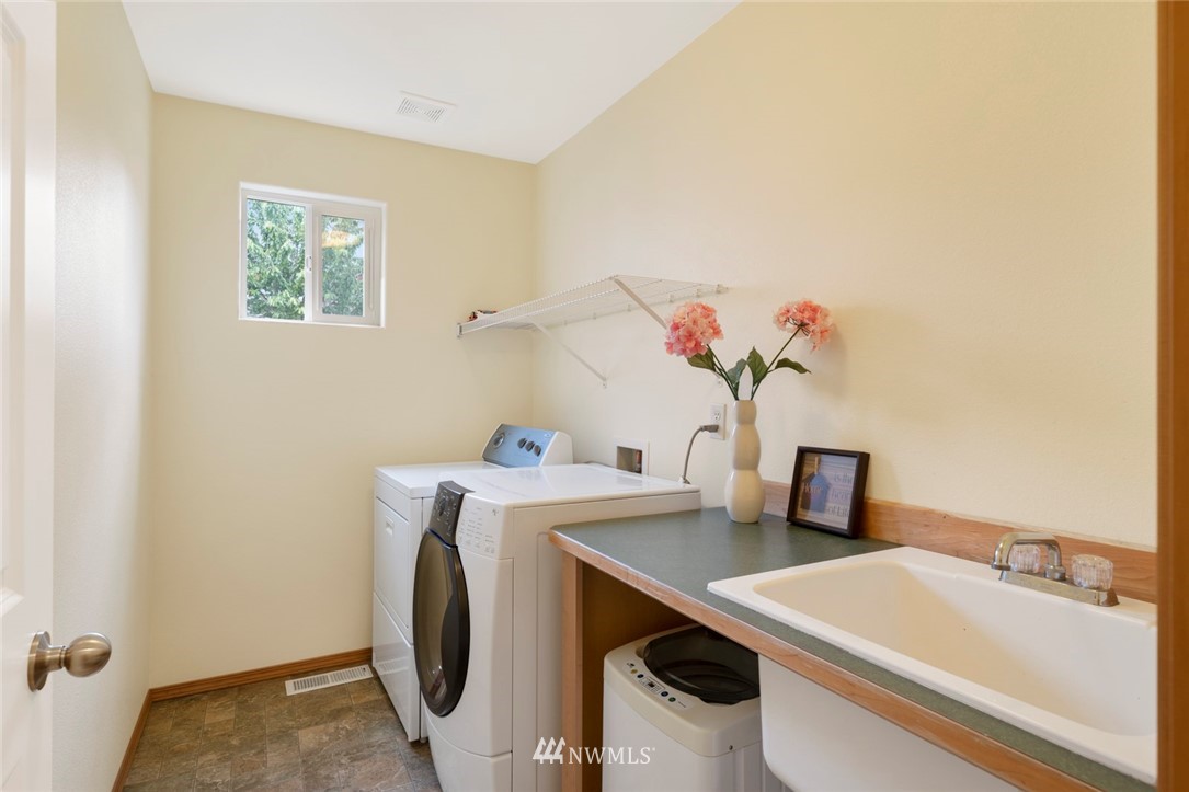3530 186th Place Southeast Bothell, WA 98012 - Photo 33 of 38 a view of kitchen sink and dishwasher