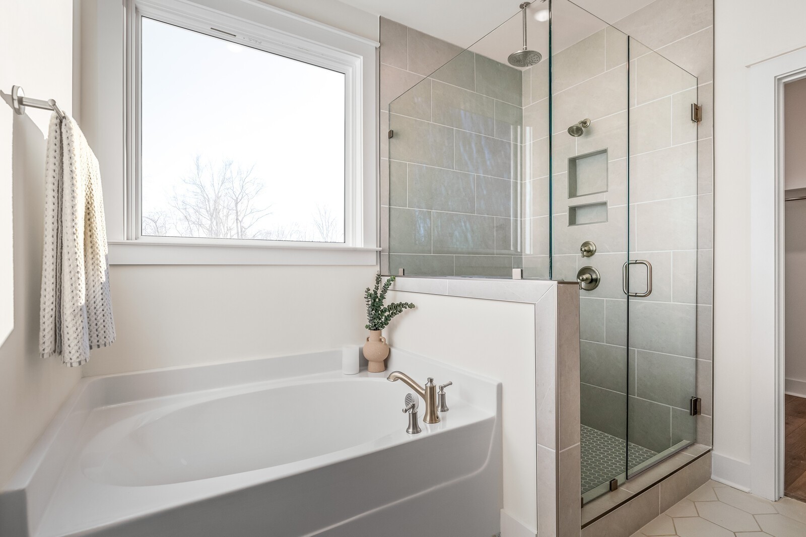 907 Heatherfield Ln Spring Hill Spring Hill, TN 37174 - Photo 11 of 19 a bath tub sitting next to a shower