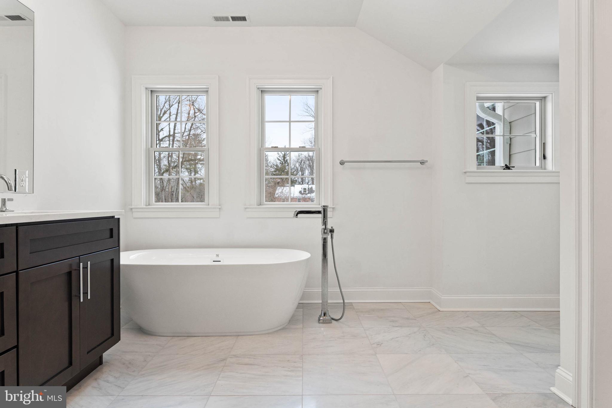 709 Newtown Road Berwyn, PA 19312 - Photo 44 of 82 Primary En-suite Soaking Tub.