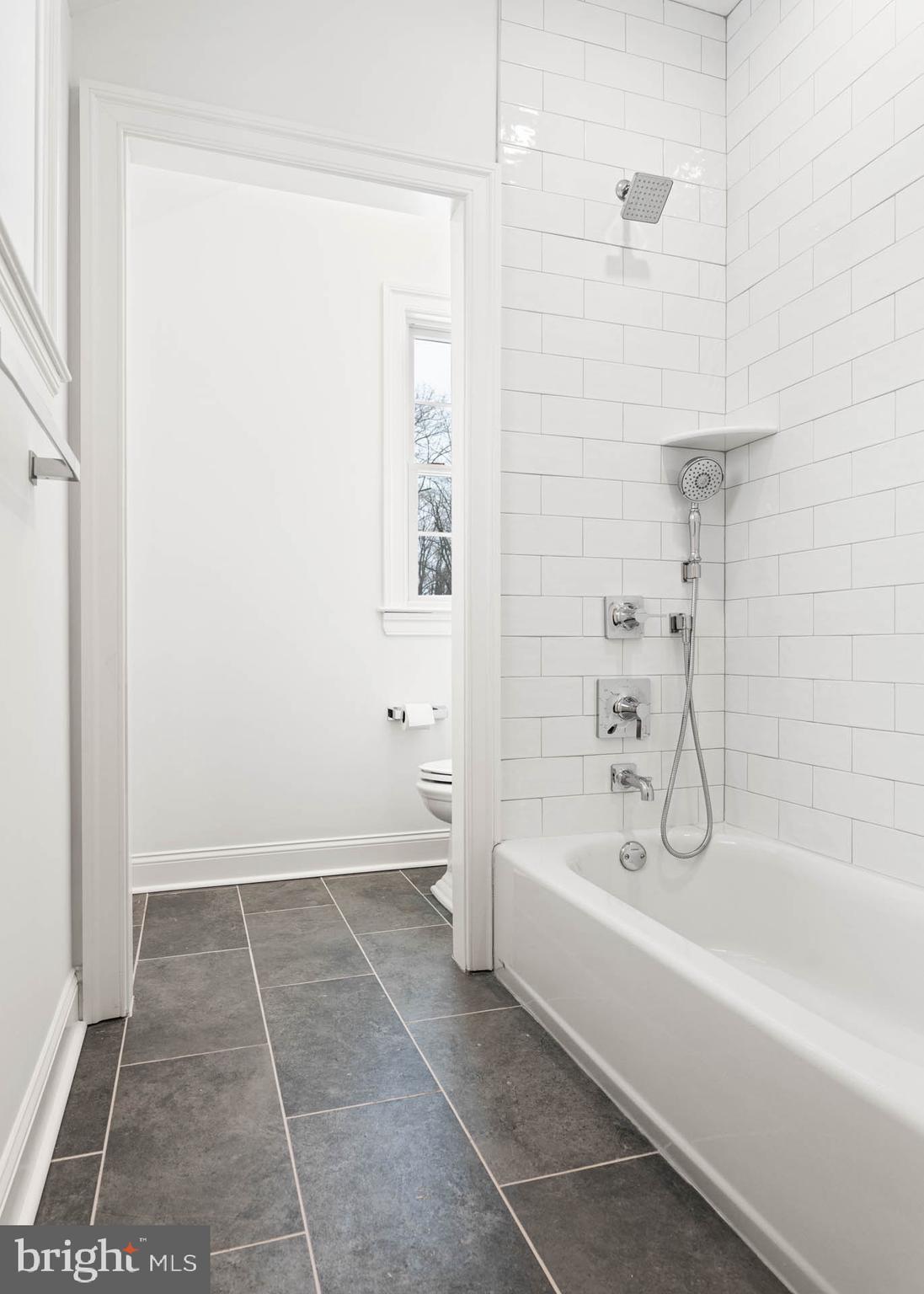 709 Newtown Road Berwyn, PA 19312 - Photo 62 of 82 Hall Bathroom w/ Tub.