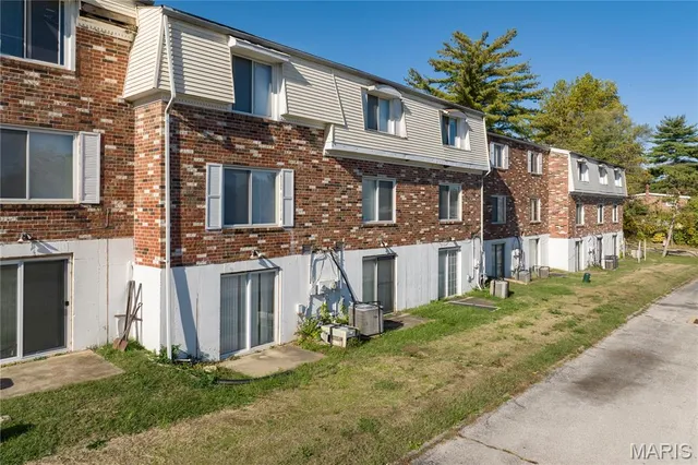 $9,000,000 | 9192 Vanity Fair Drive, St. Louis, MO 63136