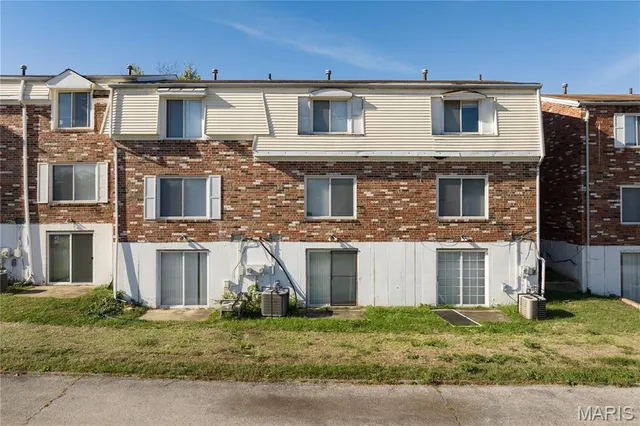 $9,000,000 | 9192 Vanity Fair Drive, St. Louis, MO 63136