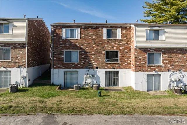 $9,000,000 | 9192 Vanity Fair Drive, St. Louis, MO 63136