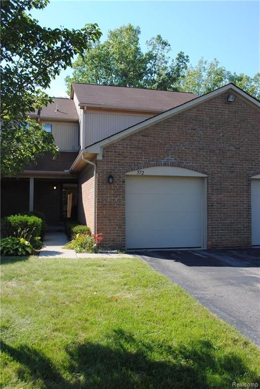 572 Tennyson Rochester Hills, MI 48307 - Photo 1 of 23