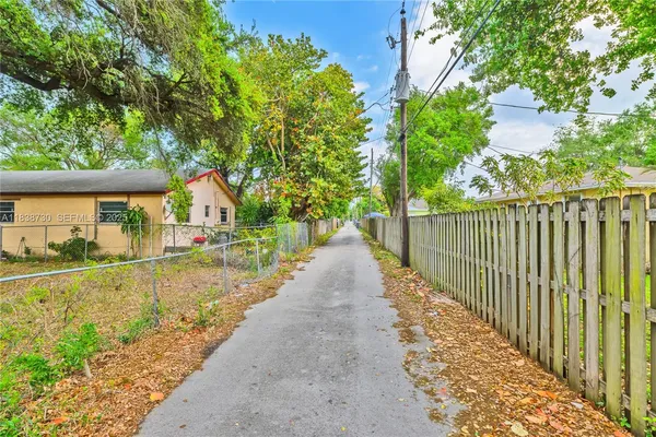a view of a house with backyard and garden