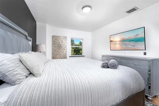 a view of a livingroom with furniture