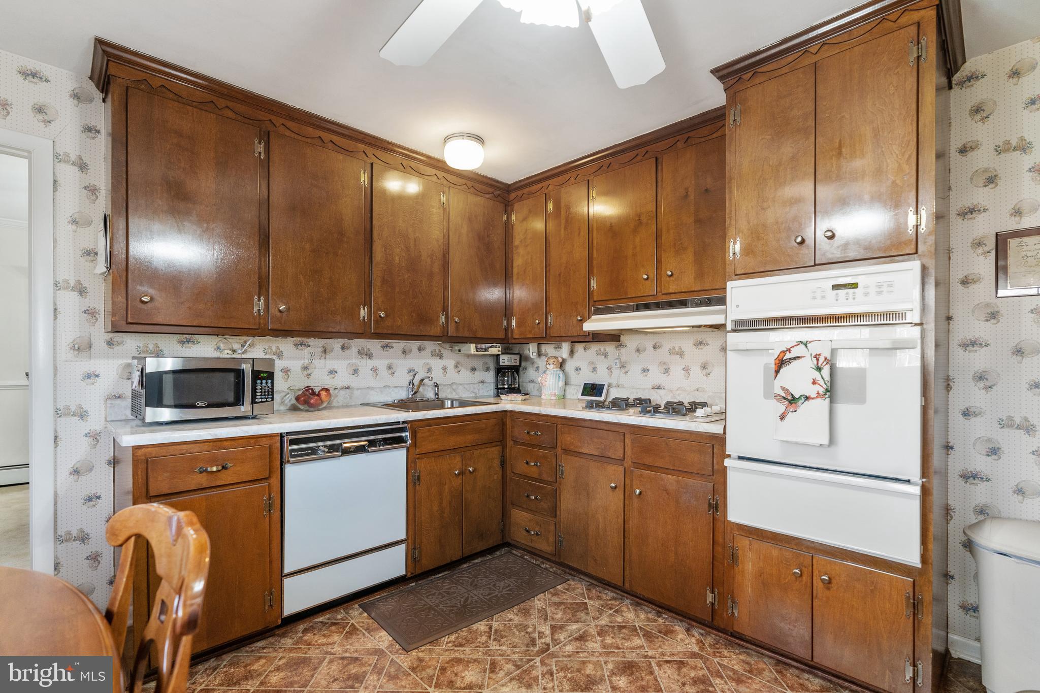 4914 Pole Road Alexandria, VA 22309 - Photo 9 of 34 Kitchen with cook top & wall oven