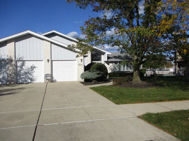 $499,900 | 8030 Valley View Drive, Tinley Park, IL 60477