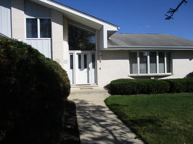 $499,900 | 8030 Valley View Drive, Tinley Park, IL 60477