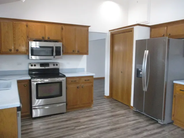 $499,900 | 8030 Valley View Drive, Tinley Park, IL 60477