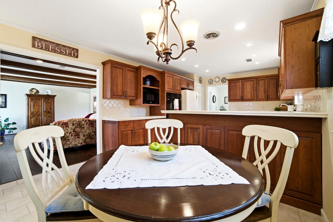 218 Tree Trunk Drive Spring, TX 77388 - Photo 11 of 40 Breakfast nook.