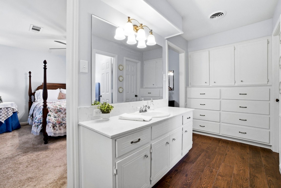 218 Tree Trunk Drive Spring, TX 77388 - Photo 20 of 40 Primary bath with beautiful quartz counter.