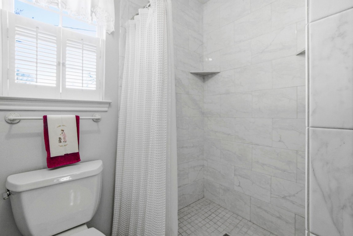 218 Tree Trunk Drive Spring, TX 77388 - Photo 23 of 40 Stand up shower.