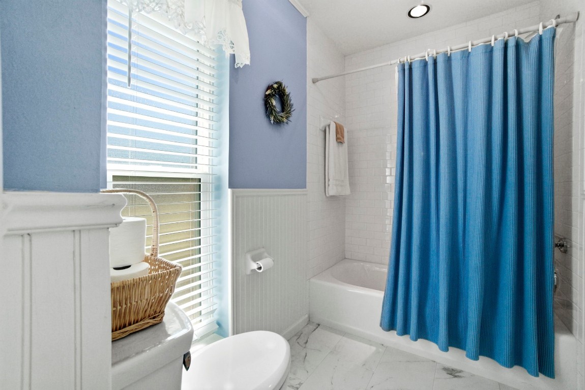 218 Tree Trunk Drive Spring, TX 77388 - Photo 27 of 40 Guest bath has door to bedroom 2.