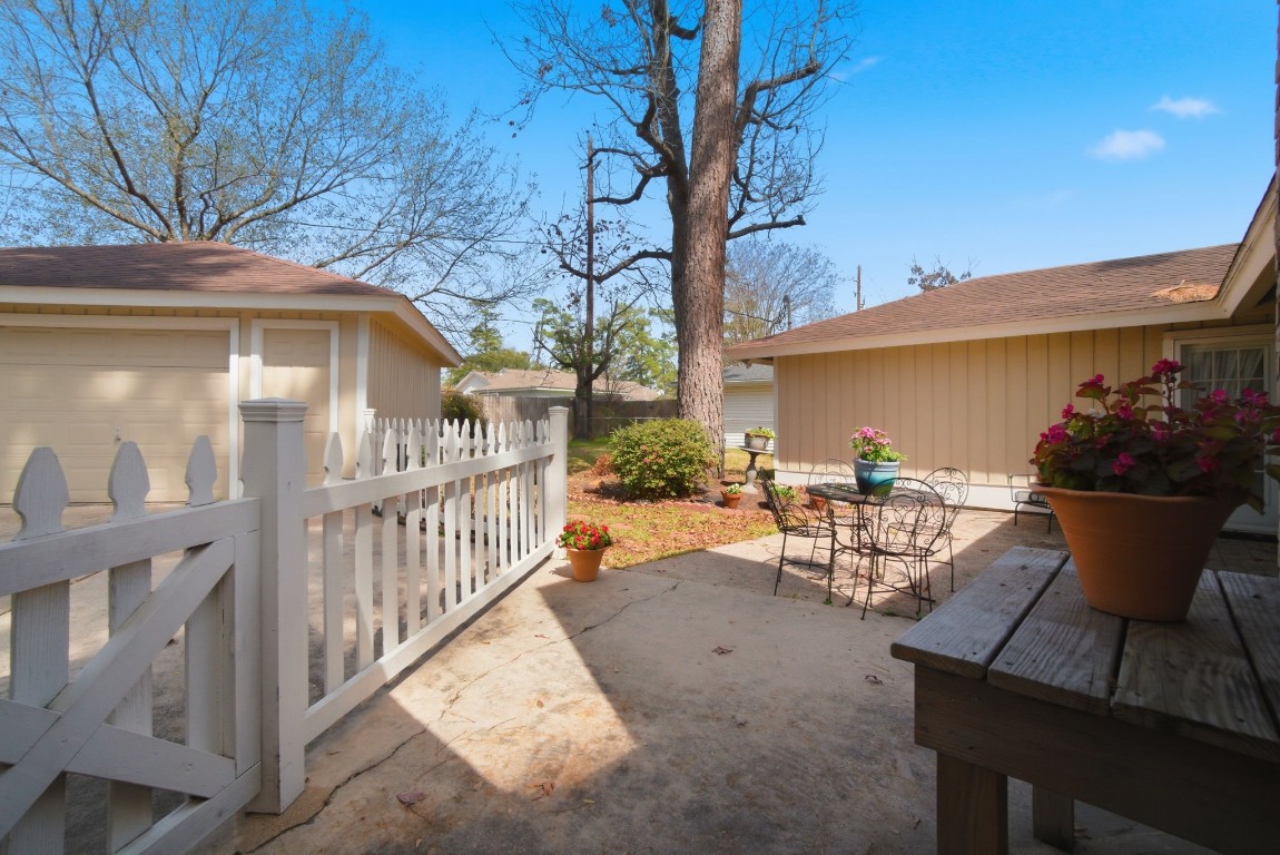 218 Tree Trunk Drive Spring, TX 77388 - Photo 35 of 40 White picket fences adds to the charm of this home.