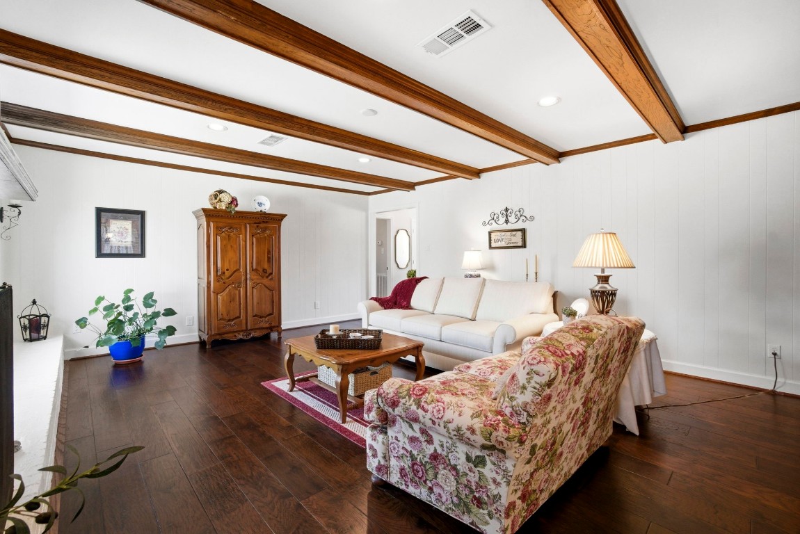 218 Tree Trunk Drive Spring, TX 77388 - Photo 6 of 40 Wood beams in large family room.