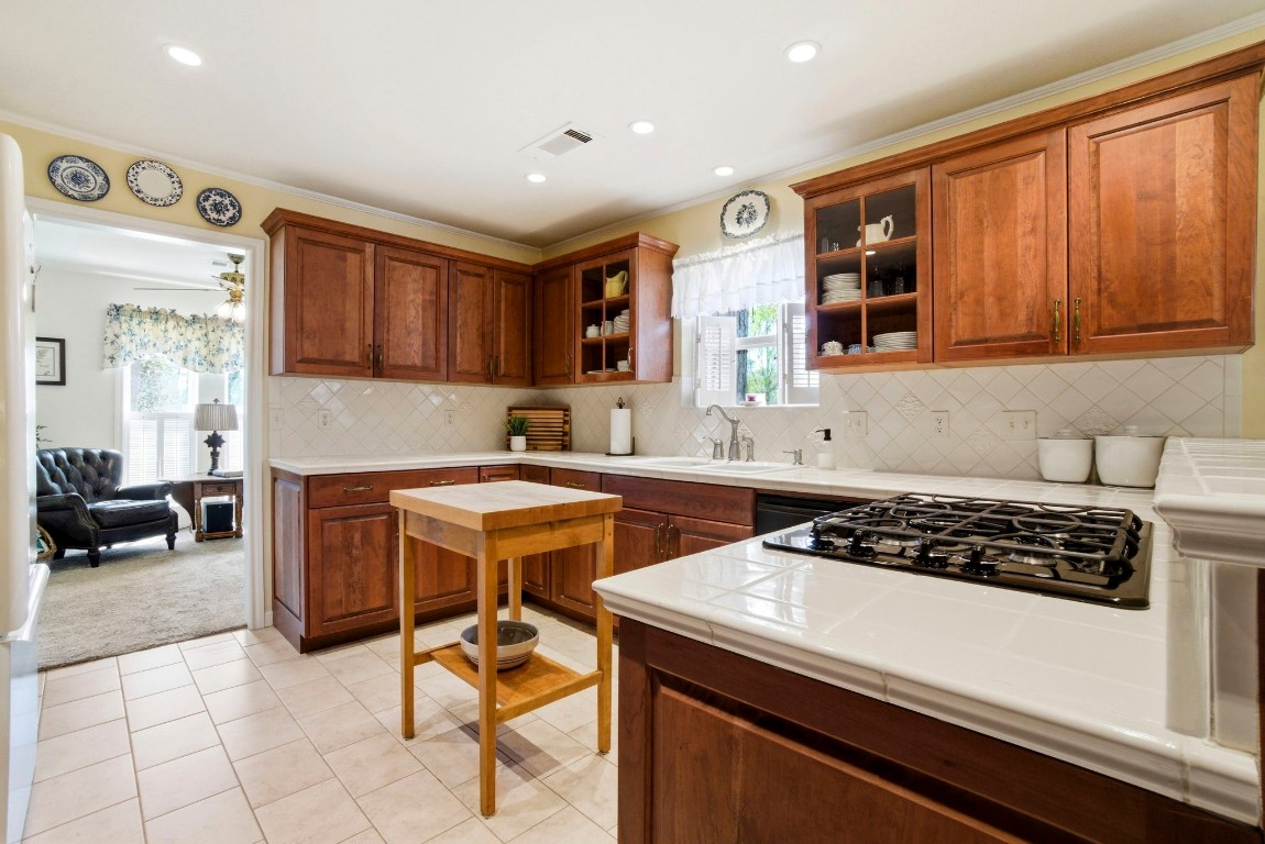 218 Tree Trunk Drive Spring, TX 77388 - Photo 8 of 40 Kitchen adjacent to family rooom.