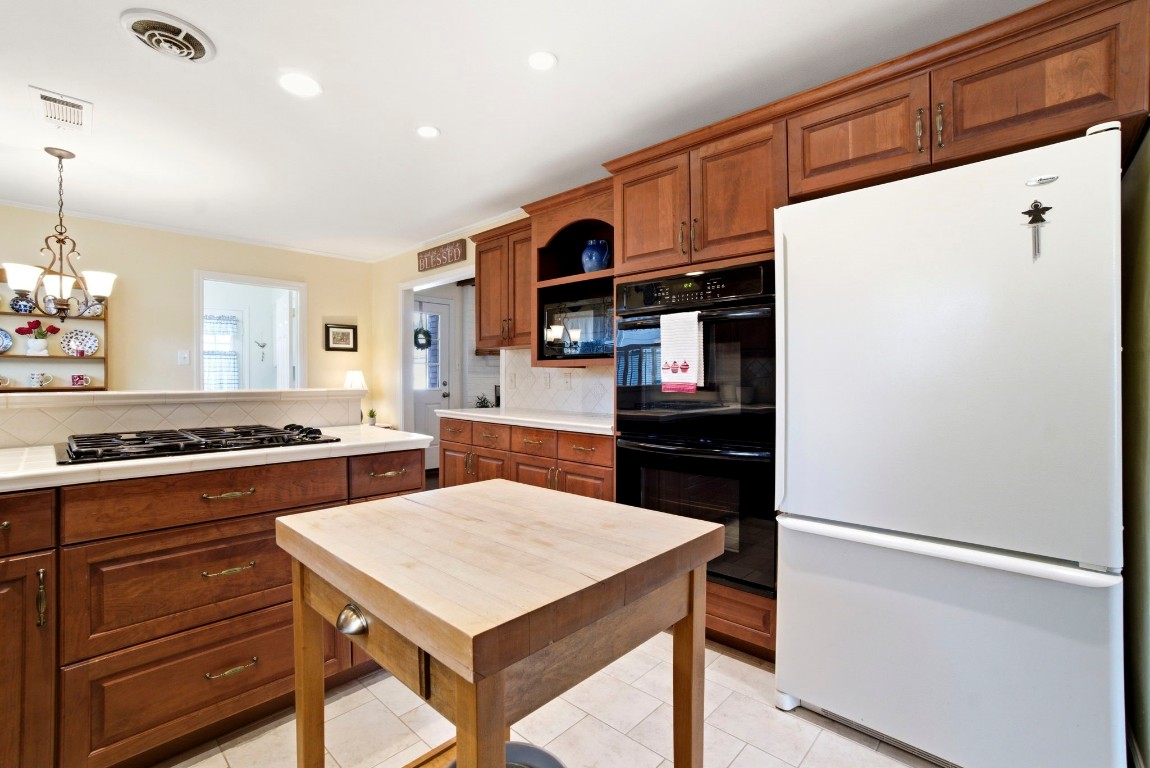 218 Tree Trunk Drive Spring, TX 77388 - Photo 10 of 40 Double oven and refrigerator stays.