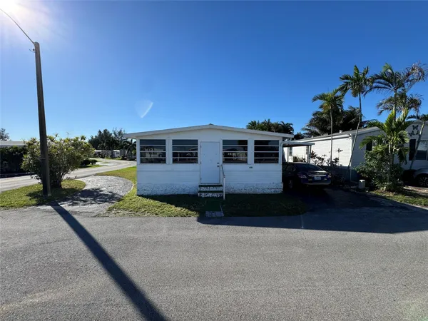 $2,350 | 3028 Lakeshore Drive, Fort Lauderdale, FL 33312
