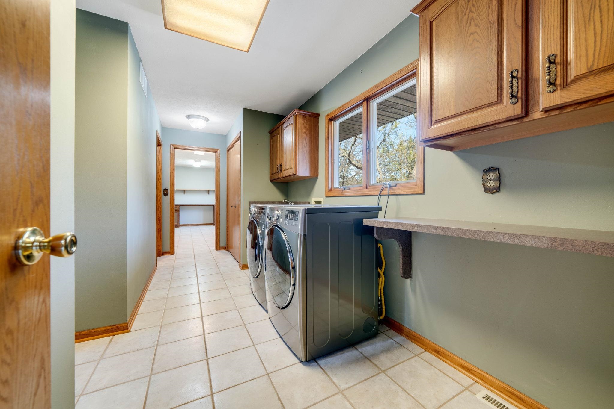 1198 Riverside Road Belvidere, IL 61008 - Photo 20 of 35 a utility room with dryer and washer