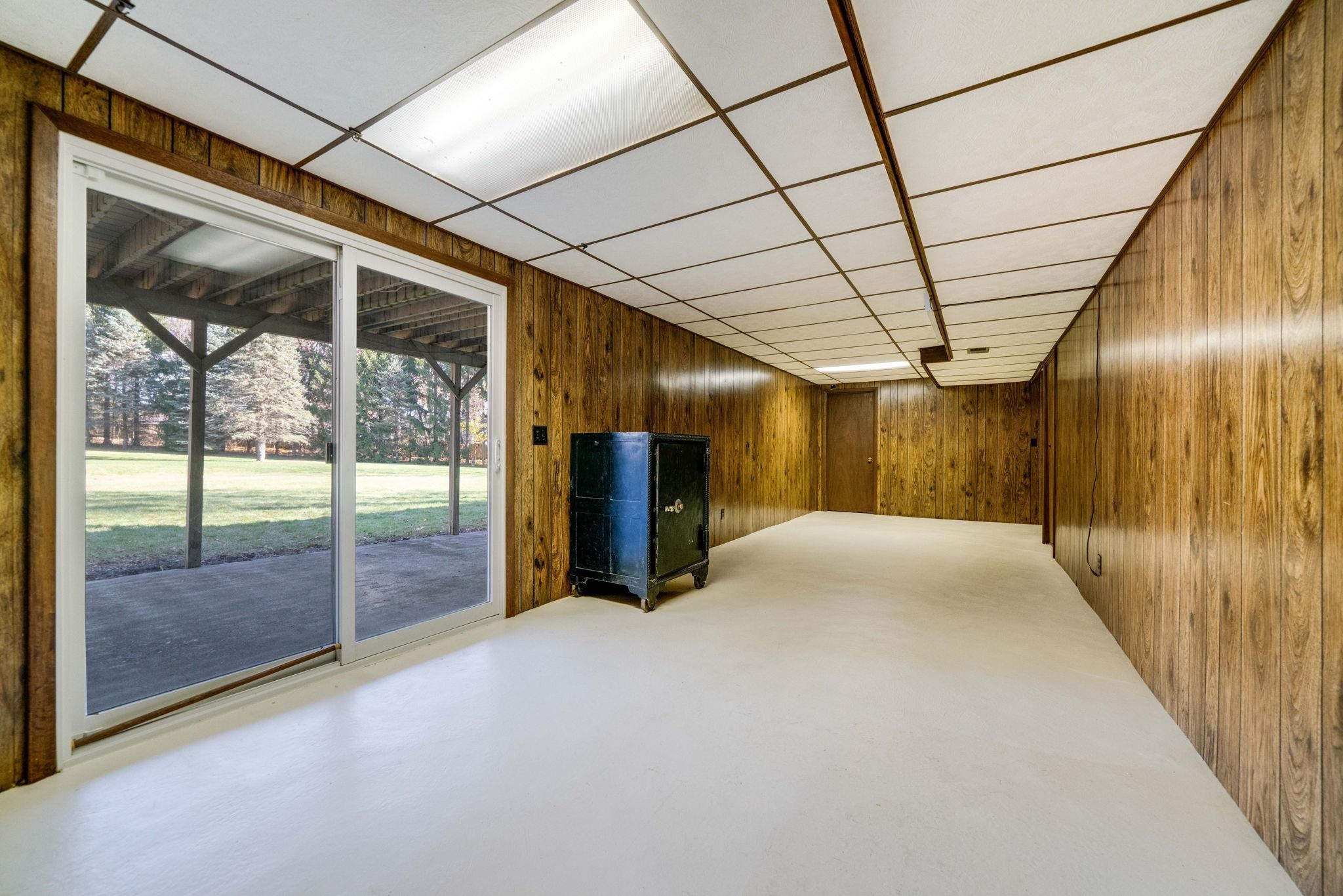 1198 Riverside Road Belvidere, IL 61008 - Photo 25 of 35 a view of a livingroom with wooden floor