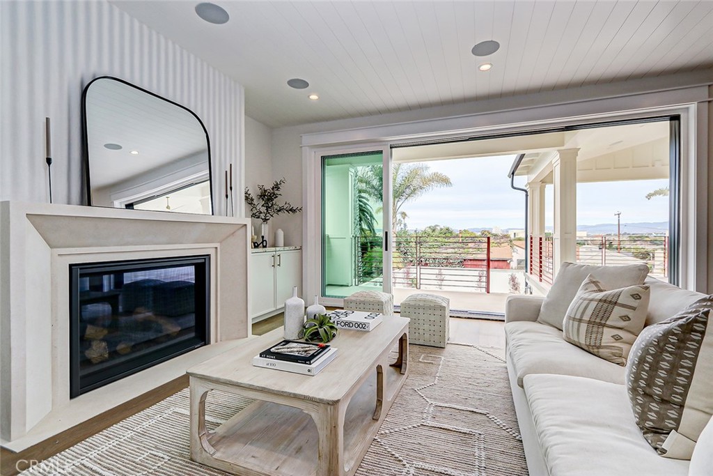 647 West Maple Avenue El Segundo, CA 90245 - Photo 11 of 58