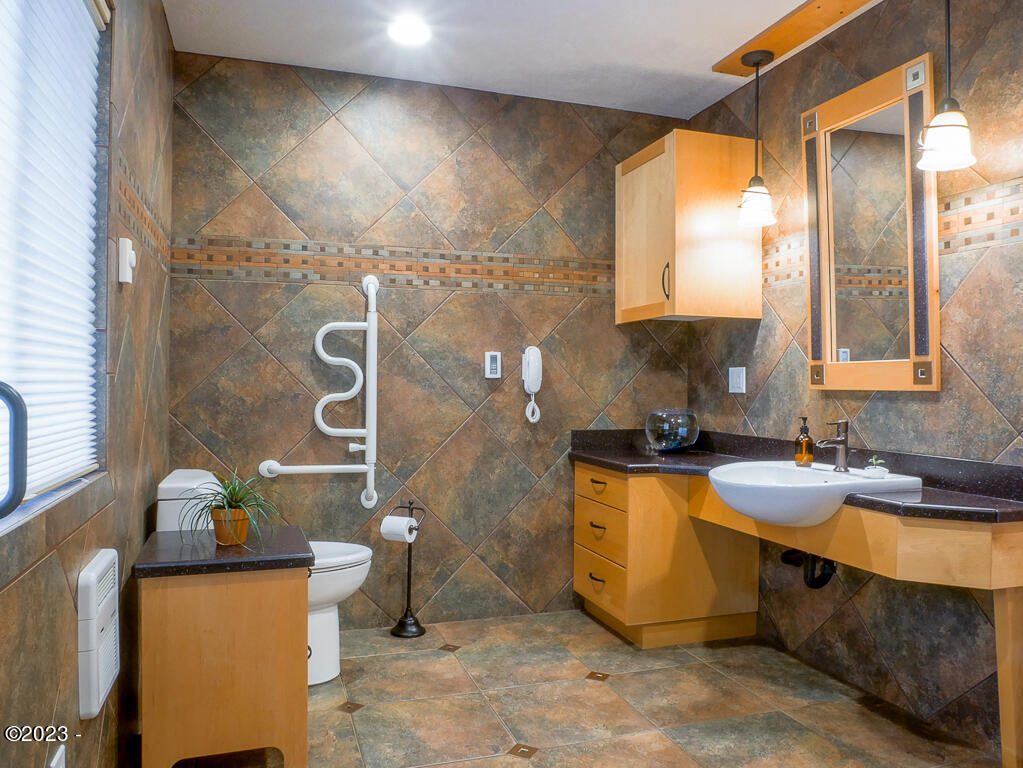 12319 Logsden Road Blodgett, OR 97326 - Photo 44 of 78 Main Floor Bathroom