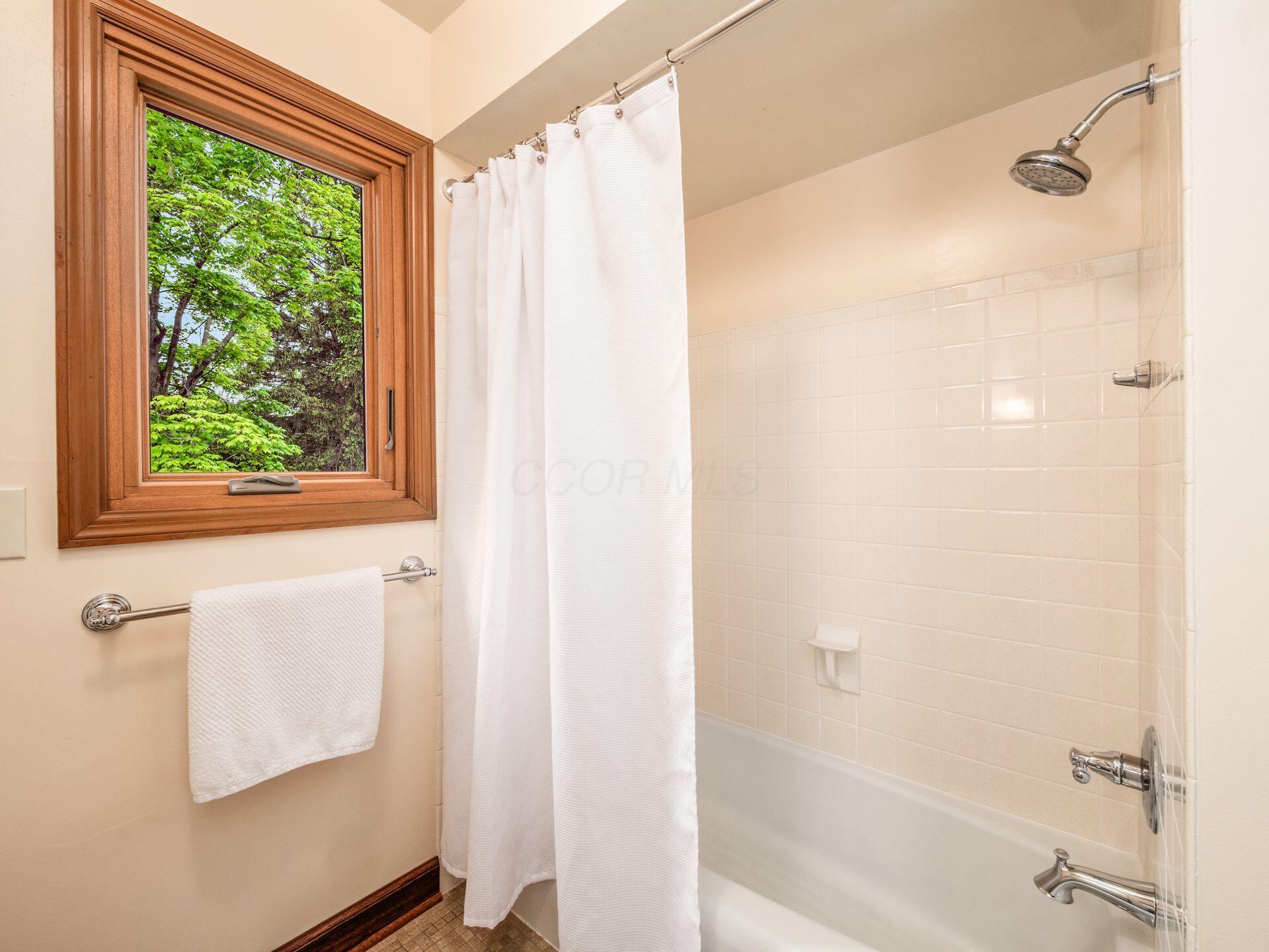 4159 Rowanne Road Columbus, OH 43214 - Photo 26 of 47 Hall bath- view 2