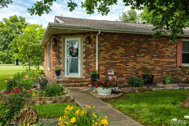 $360,000 | 900 Montana Street, Gillespie, IL 62033