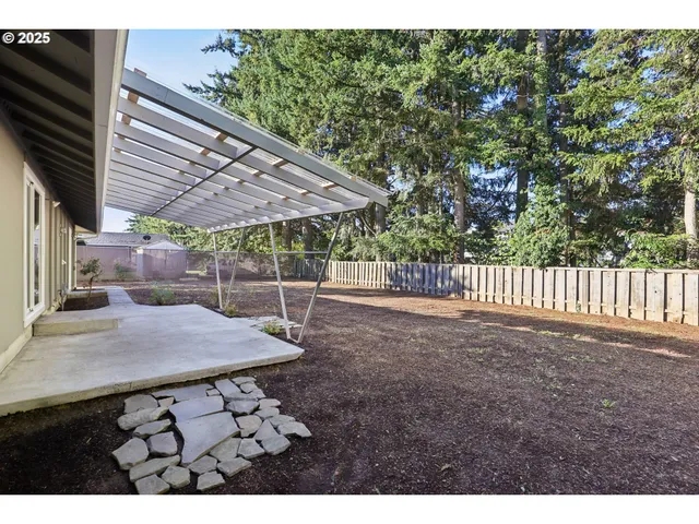 a view of a backyard