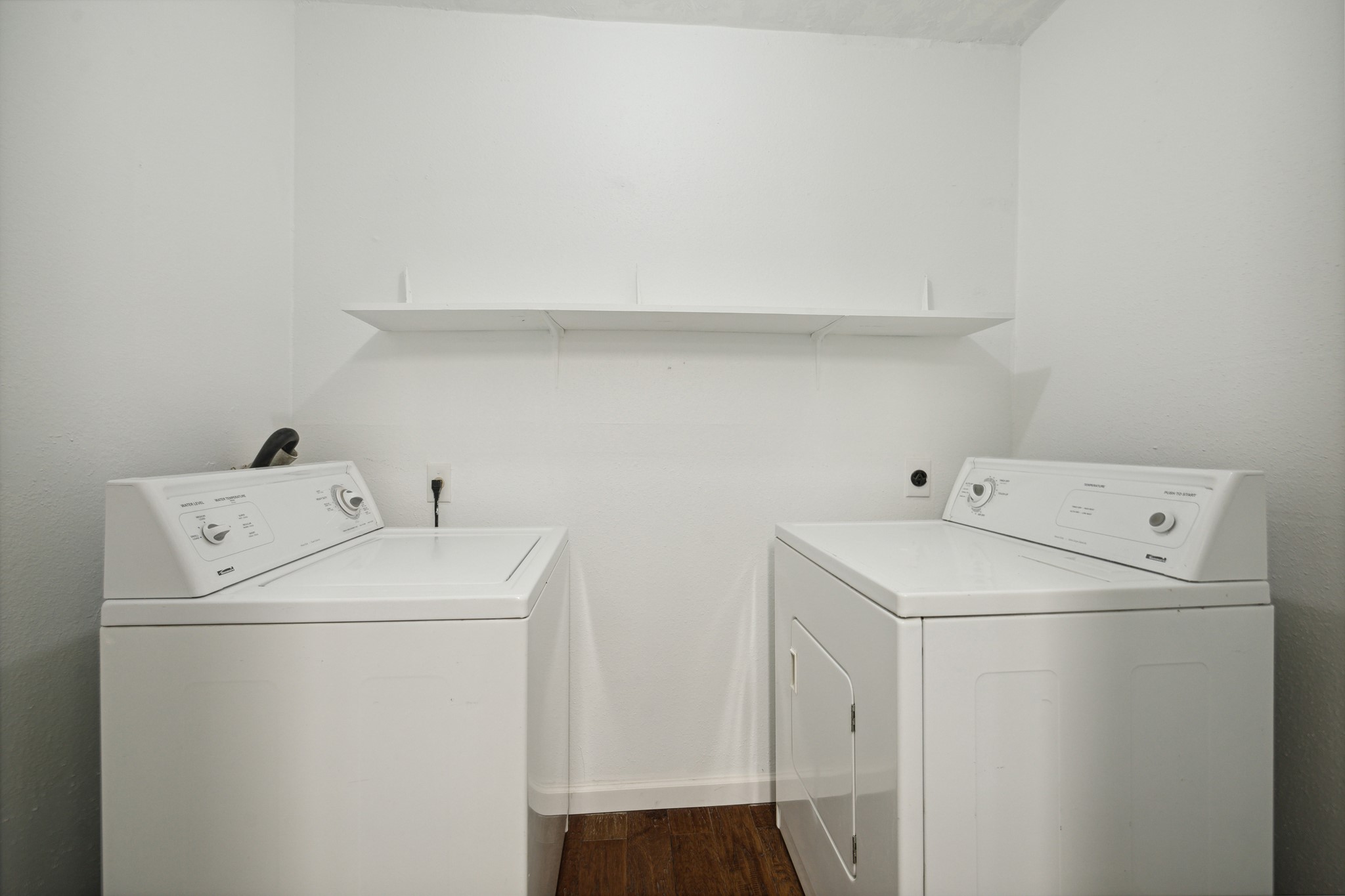 3606 Ocee Street Houston, TX 77063 - Photo 14 of 16 a utility room with dryer and washer
