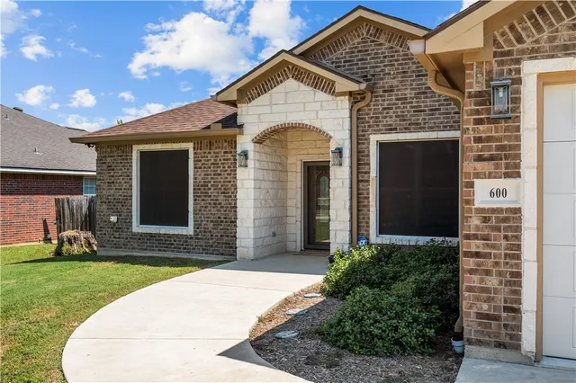 $439,000 | 600 Olde Oaks Circle, Madisonville, TX 77864