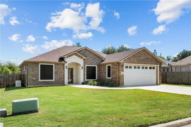 $439,000 | 600 Olde Oaks Circle, Madisonville, TX 77864