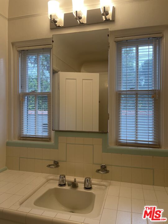 1292 Devon Avenue, Unit 1294 Los Angeles, CA 90024 - Photo 9 of 12 a bathroom with a sink and a bathtub