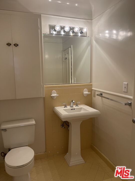1292 Devon Avenue, Unit 1294 Los Angeles, CA 90024 - Photo 10 of 12 a bathroom with a sink a toilet and shower