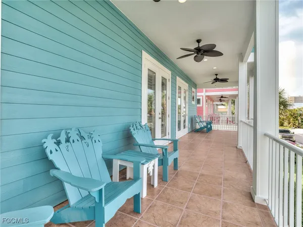 a view of entryway with patio